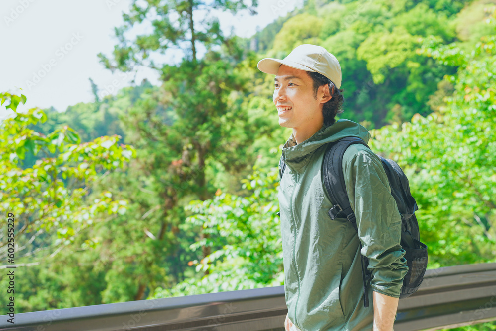 山道を歩くアウトドア系クリエイター